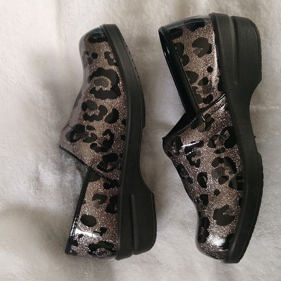 Savvy Brandy Silver Glitter Leopard Clogs - Picture 4 of 4